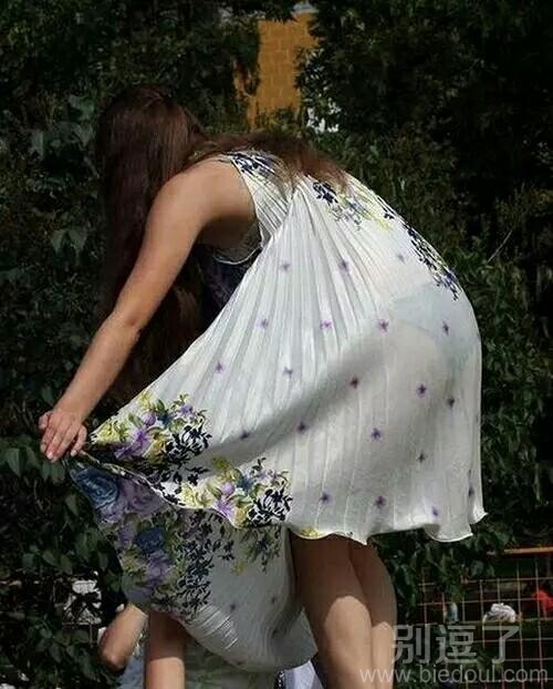闺蜜照相，我给她当背景墙