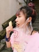 恶搞图片 妹子恶搞吃甘蔗图