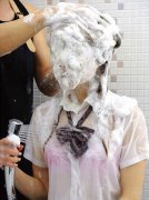 生活恶搞图男人为女孩洗头