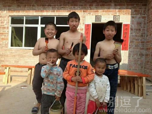 几个照相的孩子。