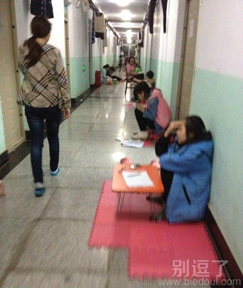 考试时过道的样子。