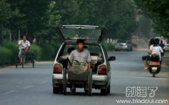 这样坐车也行?啊 这样坐车也行?啊