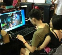正在打游戏的同学。