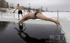 在大冬天跳水。。 在大冬天跳水。。