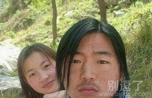 一对小情侣在路上。