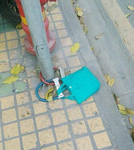 就一个包至于这样锁嘛 就一个包至于这样锁嘛