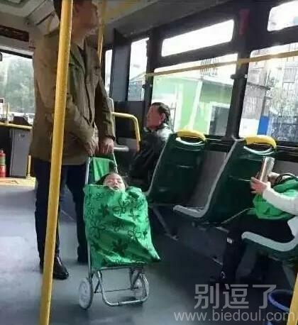 在公交车上的孩子。。