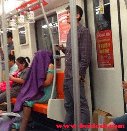 这是在干嘛呢呀，蒙着头！