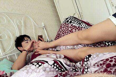 正在给妻子做指甲的人。