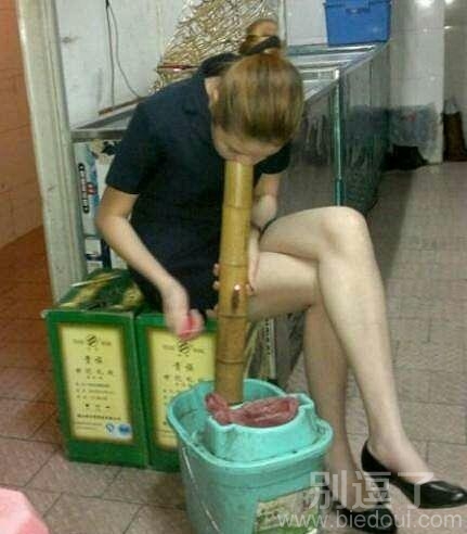 一个抽烟的妹子。 一个抽烟的妹子。