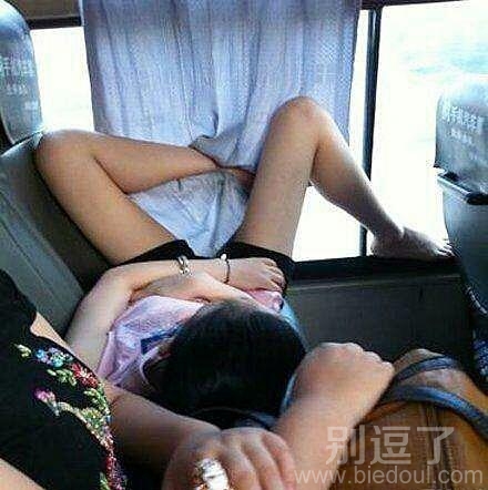 用奇葩姿势睡觉的人。 用奇葩姿势睡觉的人。