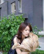 一不小心就被汪星人亲到了。