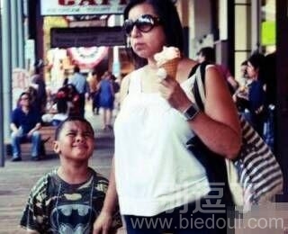 妈妈你让我吃点不行啊 妈妈你让我吃点不行啊