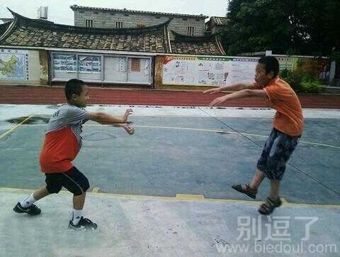 正在玩耍的小孩。。 正在玩耍的小孩。。