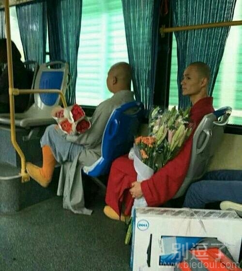 拿着花的和尚。。 拿着花的和尚。。