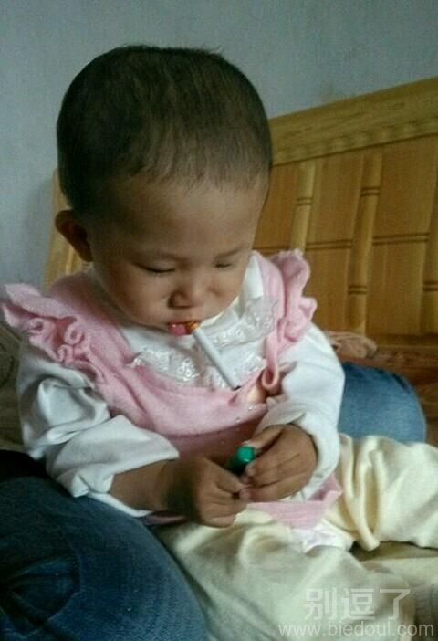 正在抽烟的孩子。。 正在抽烟的孩子。。