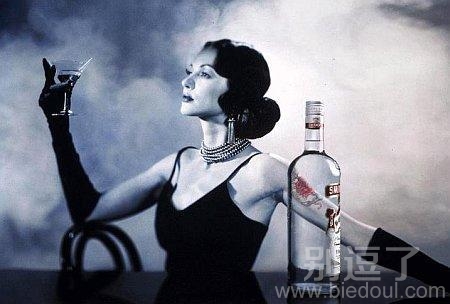 一杯酒之后美女就显出本性了