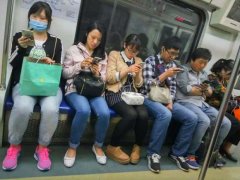 地铁上的手机族们