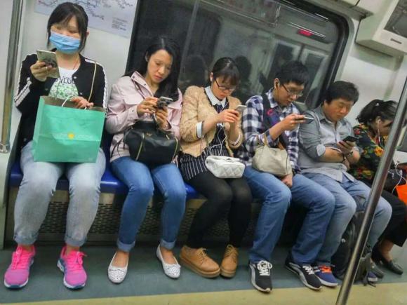 地铁上的手机族们