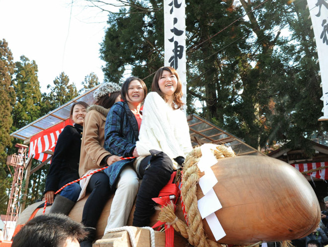 日本膜拜神器大会,人流如潮。