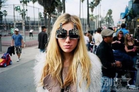 美女在鄙视你!! 美女在鄙视你!!