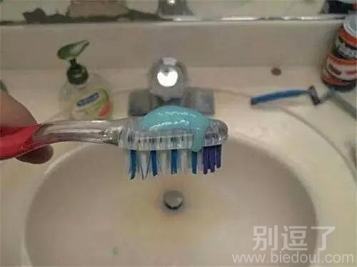 这是还没睡醒呢吧
