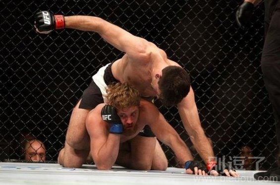 正在打拳的两个人。。 正在打拳的两个人。。