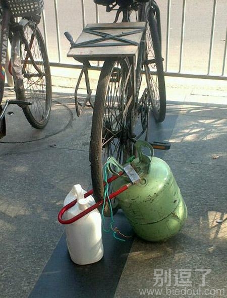 锁自行车的人。。 锁自行车的人。。