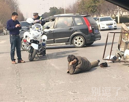 这个时候了还摆造型啊。