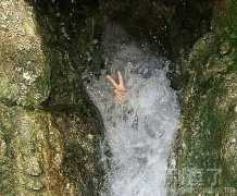 在河水里的人。。