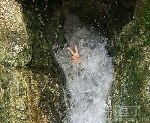 在河水里的人。。