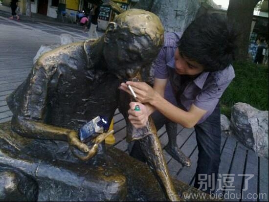 正在抽烟的雕像大哥。