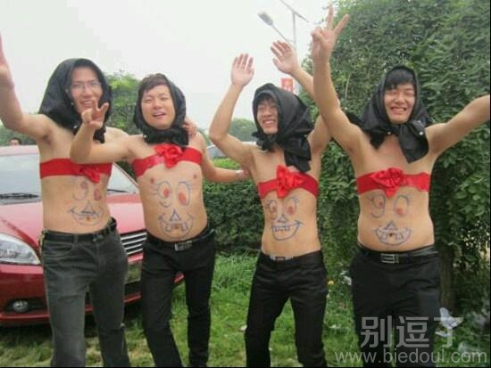 一群男人身上的画。