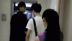 二货取钱，怕别人偷看密码
