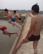 准备跳水的男子。 准备跳水的男子。