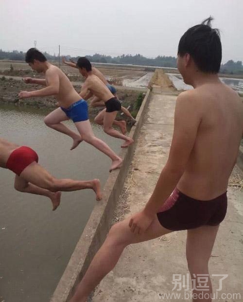 准备跳水的男子。 准备跳水的男子。