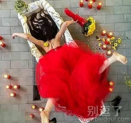 这也摔的太惨了吧! 这也摔的太惨了吧!