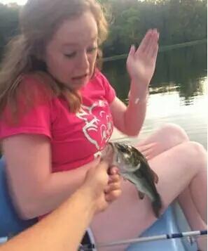 这鱼咬的好紧,,快帮我拉下来。。。 这鱼咬的好紧,,快帮我拉下来。。。