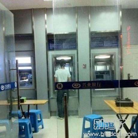 小摊真会找地方摆 ，不是一般的强大