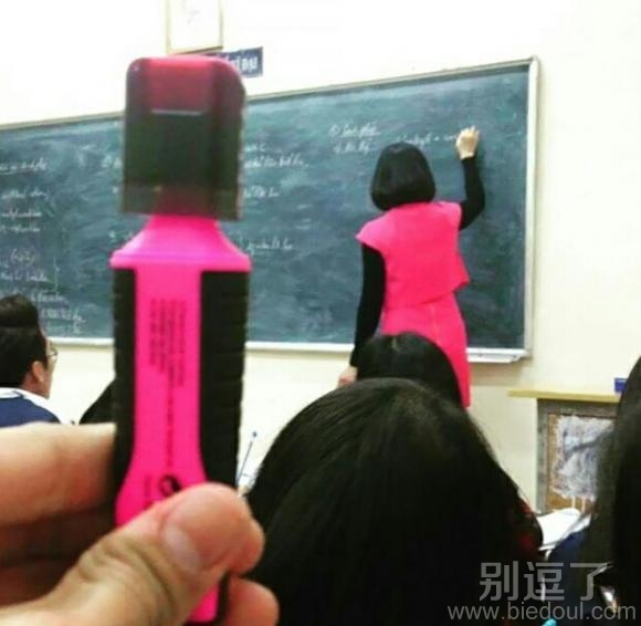 撞衫的老师。。。。