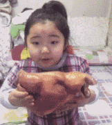 在吃东西的小姑娘