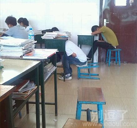 在学校里的抽屉。。