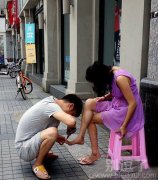给老婆剪指甲的老公。