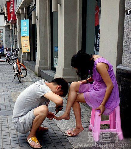 给老婆剪指甲的老公。