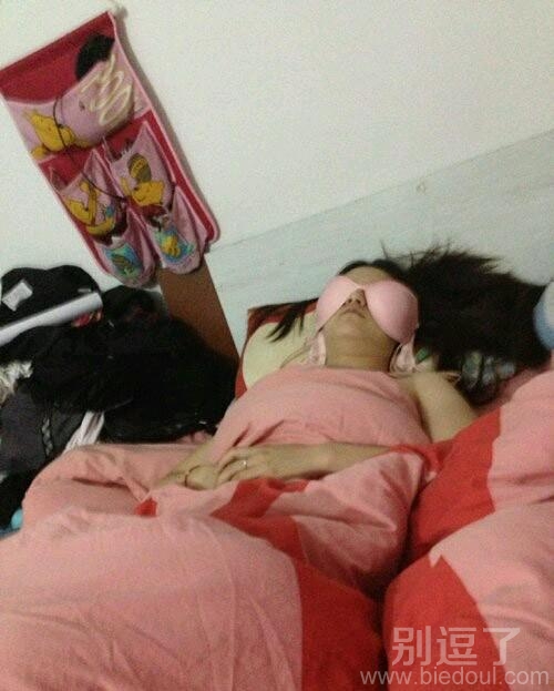 用奶罩遮住眼睛的妹子。