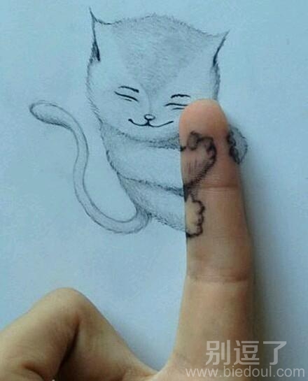 一个手指上的小猫。