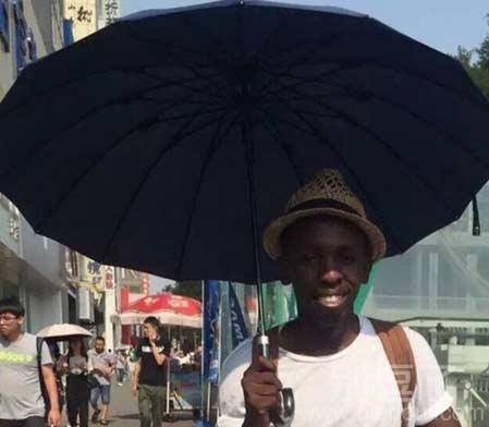 麻麻，为了防止我晒得更黑，还是打个伞吧！