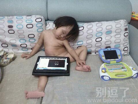 正在睡觉的小女孩。 正在睡觉的小女孩。