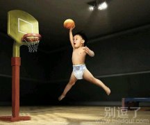 正在打篮球的小孩。 正在打篮球的小孩。