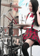 美女的裙子太短了，风来了！